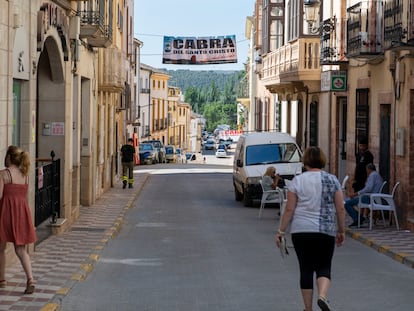 Vecinos de Cabra del Santo Cristo (Jaén) pasean por una de las calles del centro del municipio jiennense, este jueves.