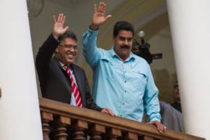 El presidente de Venezuela, Nicolás Maduro (d), y el canciller Elías Jaua (i).