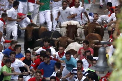 Decenas de mozos ante los toros en la calle de la Estafeta.