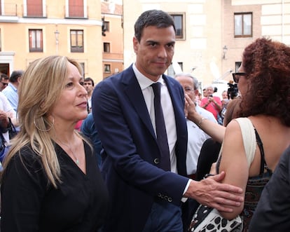 Pedro Zerolo demostró entereza y sabiduría para vivir y para morir. La suya era una personalidad alegre que no se ha apagado hasta el último suspiro, según las palabras de Elvira Lindo. En la imagen, el secretario general del PSOE, Pedro Sanchez acompañado de la socialista Trinidad Jiménez a su llegada a la capilla ardiente.