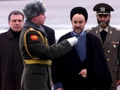 Un guardia de honor saluda al primer ministro ruso, Iliá Klebanov (a la izquierda), y al presidente de Irán, Mohamed Jatamí, ayer en Moscú.