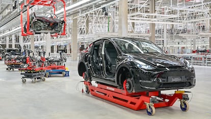 Automóviles Tesla son ensamblados en la fábrica de la marca en Berlín (Alemania), en 2021.