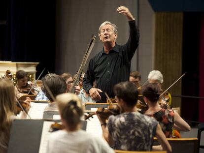 El director John Eliot Gardiner en un ensayo en Santander.