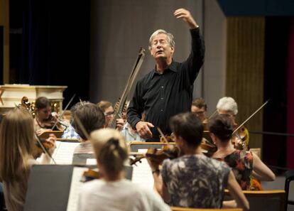 El director John Eliot Gardiner en un ensayo en Santander.