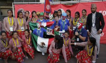 Equipo femenino Mugu Team, de Nepal, se fotografía con futbolistas mexicanos en la Donosti Cup.