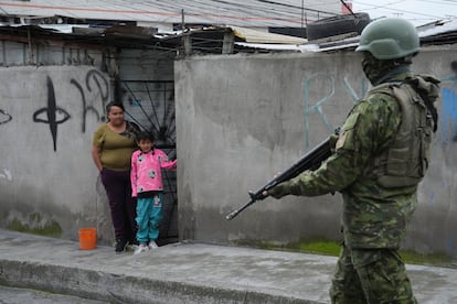 Un soldado recorre las calles de Quito, Ecuador, en enero 2024.