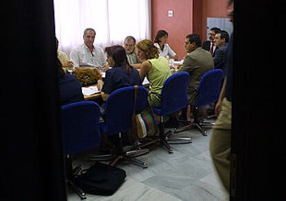 Sindicalistas y representantes de la Junta, durante la reunión de ayer sobre los servicios mínimos del 20-J.