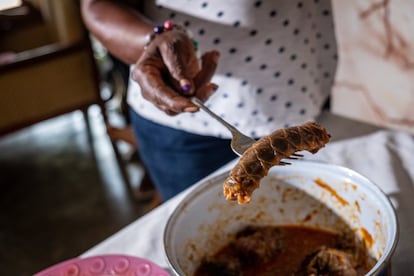 Sylvie Demoué, la propietaria de Crinsh-Crinsh, enseña el contenido de una olla en la que está cocinando pangolín. El hecho de que los marfileños sean en parte responsables de la desaparición de esta especie es difícil de atajar. La causa principal es que la gente sigue cazándolos para su propio consumo y que se comen demasiados.