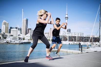 Una mujer y un niño hacen ejercicio el muelle de la ciudad de Auckland, en Nueva Zelanda, la octava mejor valorada por el análisis de The Economist Intelligence Unit's. Las grandes ciudades como Tokio, París, Londres o Nueva York no han cosechado buenos resultados, víctimas de su propio éxito: aunque hayan obtenido buenas notas, la elevada concentración de personas puede sobrecargar las infraestructuras y aumentar la criminalidad y por ende empeorar la calidad de vida.