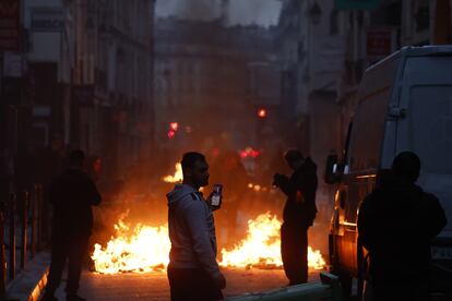 Imagen de las protestas callejeras en París tras el aval del Consejo Constitucional a la reforma de pensiones en Francia, que retrasa la edad de jubilación de 62 a 64 años. EFE/EPA/YOAN VALAT