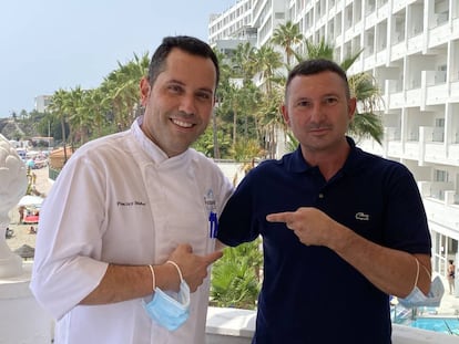 El cocinero Francis Muñoz y José Pérez en el restaurante El Parador Playa. J.C. CAPEL