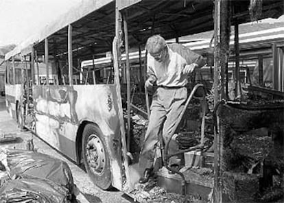 Estado en que quedó un autobús tras ser atacado en las fiestas de San Sebastián del año 2000.