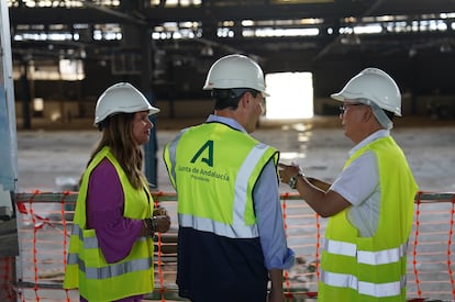 El presidente de la Junta, Juanma Moreno, junto a la alcaldesa de Linares, Auxi del Olmo, atiende las explicaciones sobre uno de los proyectos en el parque industrial de Linares.