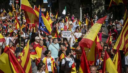 Manifestantes em Barcelona protestam a favor da manutenção da unidade da Espanha.