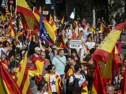 Manifestantes em Barcelona protestam a favor da manutenção da unidade da Espanha.