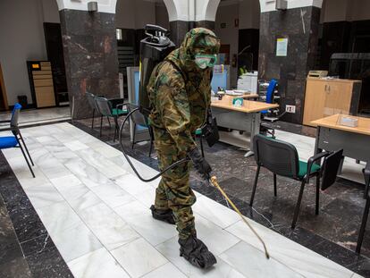 Un soldado del Regimiento de infantería Garellano 45 desinfecta este sábado la  Subdelegación del Gobierno en Vitoria.