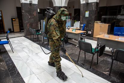 Un soldado del Regimiento de infantería Garellano 45 desinfecta este sábado la  Subdelegación del Gobierno en Vitoria.