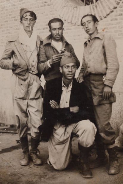 Miguel Hernández, agachado, con otros milicianos, hacia 1937.