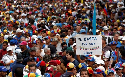 Un cartel que proclama una "Venezuela libre" sobresale entre la multitud de manifestantes que se han movilizado en Caracas contra Maduro.