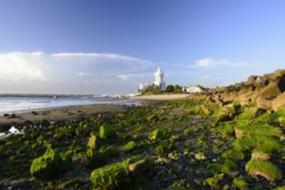 Vista del faro del Cantil, en Isla Cristina, en Huelva.