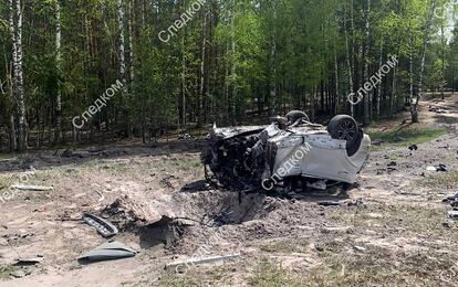 Imagen facilitada por las autoridades rusas del vehículo en el que viajaba Prilepin, tras la explosión de este sábado. 