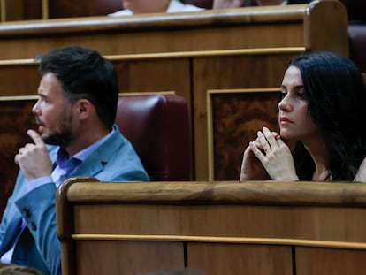 La portavoz de Ciudadanos, Inés Arrimadas (d), en el Congreso, la semana pasada, junto al portavoz de ERC, Gabriel Rufián.