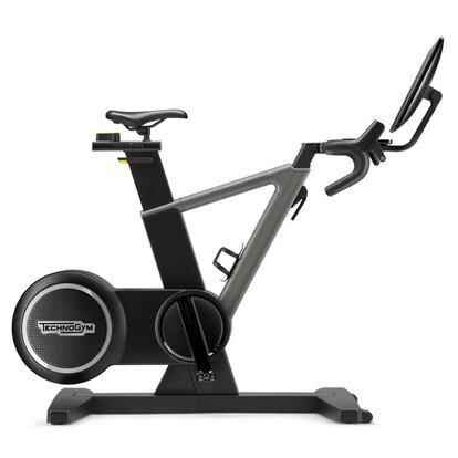 Technogym Ride es la primera bicicleta con una pantalla de 22 pulgadas que permite a los que se suben a ella sumergirse en una experiencia inmersiva en interiores. Ofrece acceso directo a las aplicaciones preferidas por los ciclistas, incluyendo Zwift, Strava, Rouvy y TrainingPeaks; o Netflix y Eurosport, y a un amplio repertorio de programas de entrenamiento y experiencias. Está equipada con una caja de cambios real proporcionando una sensación de ciclismo realista en comparación con la bicicleta al aire libre. Precio: 4.850 euros. www.technogym.com.