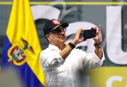 Gustavo Petro toma una fotografía con su teléfono móvil en Cali, Colombia, en mayo de 2024.