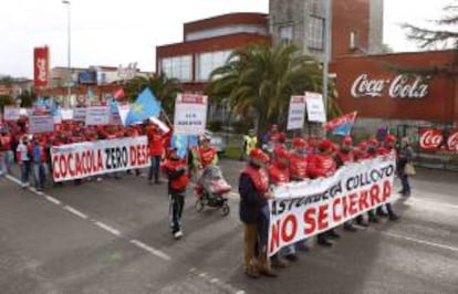 Trabajadores de Coca-Cola de la planta de Colloto en Asturias tras iniciar el pasado 8 de febrero una marcha de protesta desde la localidad asturiana hasta Oviedo. EFE/Archivo