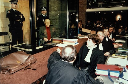 Paul Touvier y sus abogados, durante el proceso, en 1994.