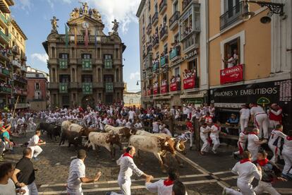 Los toros de Cebada Gago, durante el segundo encierro, a su paso por la plaza Consistorial