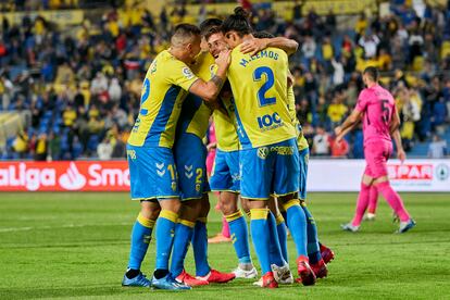 Jugadores del Las Palmas celebran un gol al Málaga en el estadio Gran Canaria.