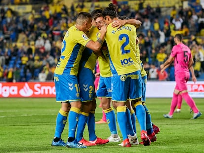 Jugadores del Las Palmas celebran un gol al Málaga en el estadio Gran Canaria.