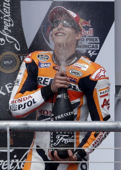 Marc Márquez celebra su victoria en el podio.