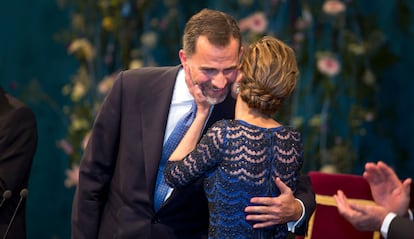 La reina Letizia besa al rey Felipe VI, tras su discurso en la ceremonia de entrega de los Premios Príncipe de Asturias, el 24 de octubre de 2014. Son los primeros premios como reyes y los últimos Príncipe, ya que al año siguiente tendrían la denominación de Princesa de Asturias. Este es uno de los pocos discursos que pronuncia que es redactado por él y su equipo y supervisado por el Gobierno, y no al revés.