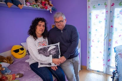 Marijo y José Julián posan en 2022 en su domicilio de Lezo (Gipuzkoa) con un cojín con la imagen de su hija Nagore, diagnosticada de anorexia