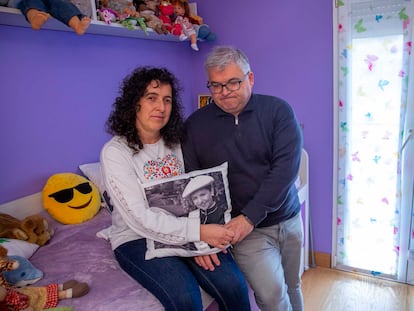 Marijo y José Julián posan en 2022 en su domicilio de Lezo (Gipuzkoa) con un cojín con la imagen de su hija Nagore, diagnosticada de anorexia.