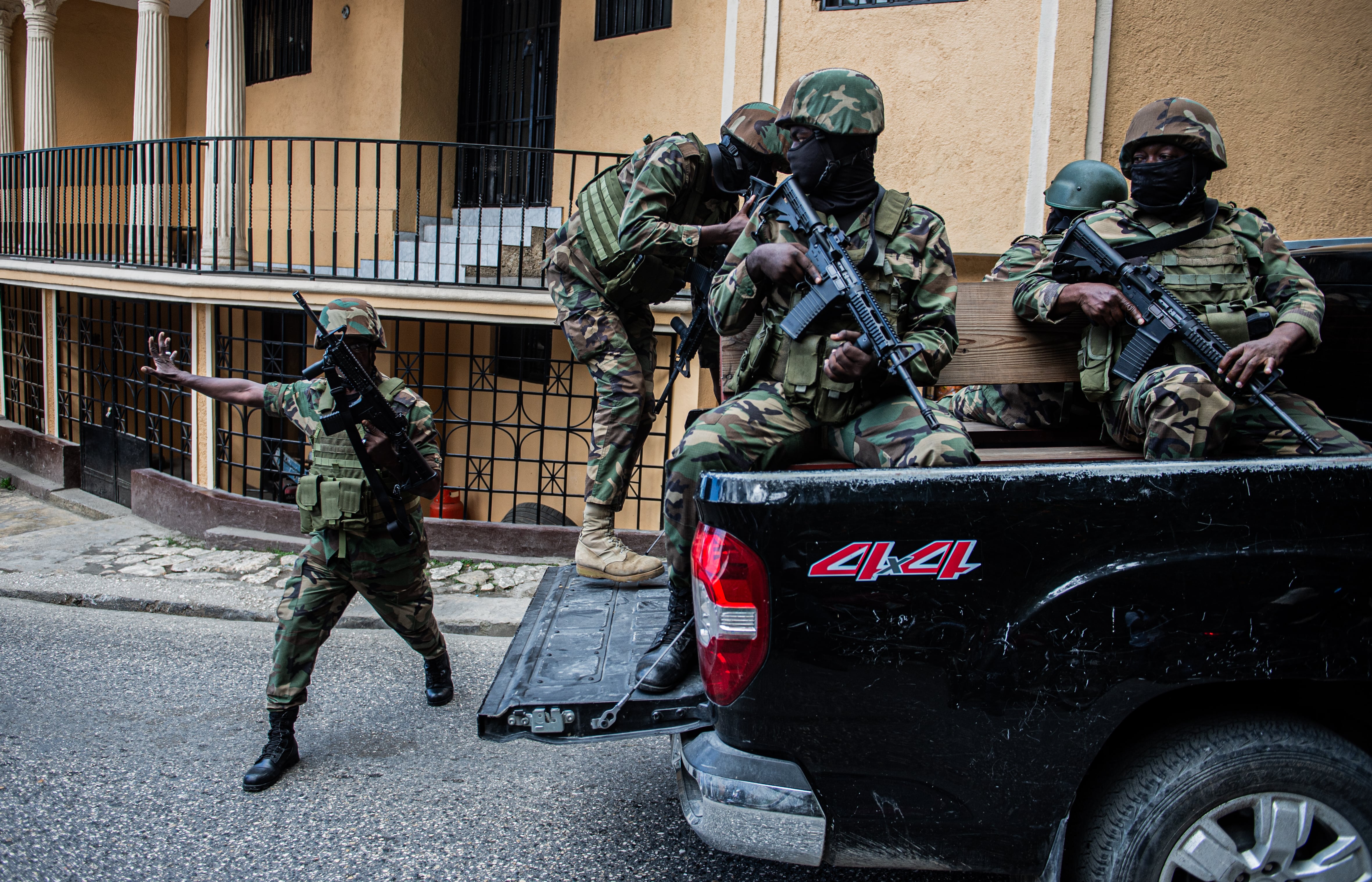 Las Fuerzas Armadas patrullan el distrito de Kenskof en Puerto Príncipe, en enero de 2025.