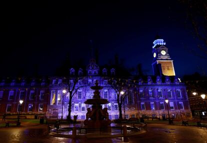 El ayuntamiento de Leicester se tiñe de azul para prepararse a la fiesta en caso de victoria contra el Manchester.