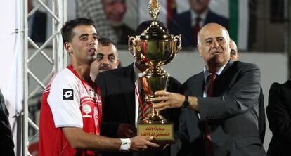 El presidente de la federaci&oacute;n palestina,Yibril Rayub, entrega la Copa al capit&aacute;n del equipo de Hebr&oacute;n.
