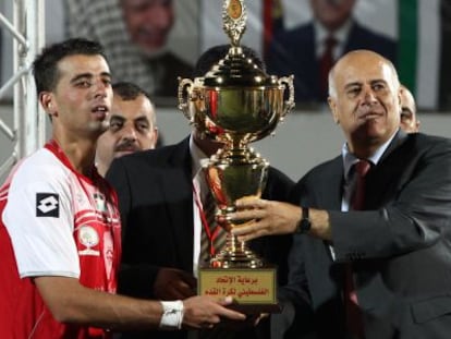 El presidente de la federaci&oacute;n palestina,Yibril Rayub, entrega la Copa al capit&aacute;n del equipo de Hebr&oacute;n.