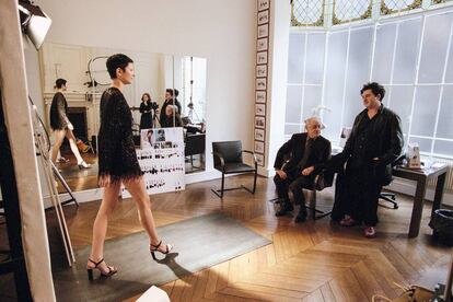 El diseñador presenta la colección otoño-invierno 1999 Rive Gauche de Yves Saint Laurent a Pierre Bergé, presidente la firma.