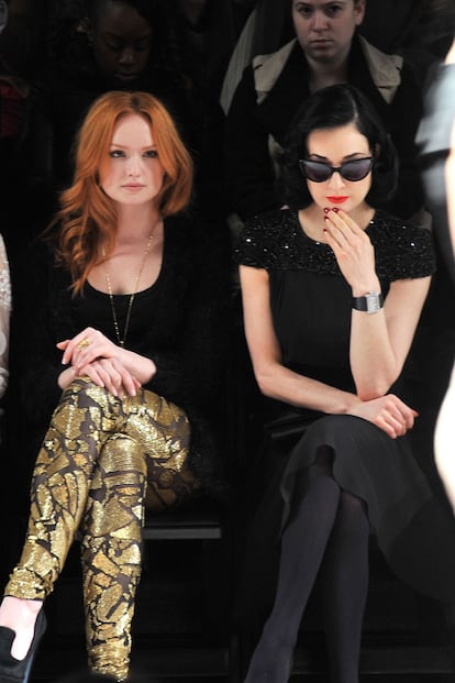 ¿De qué hablarían la actriz Kaylee Deferr, la misteriosa Ivy de Gossip Girl, y Dita Von Teese? Quizá de los modelitos de Jenny Packham que estaban viendo.