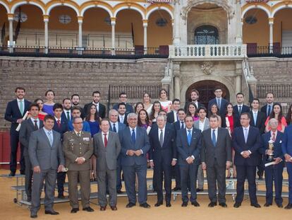 Los estudiantes premiados, de la segunda a la cuarta fila, en Sevilla.