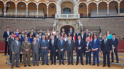 Los estudiantes premiados, de la segunda a la cuarta fila, en Sevilla.