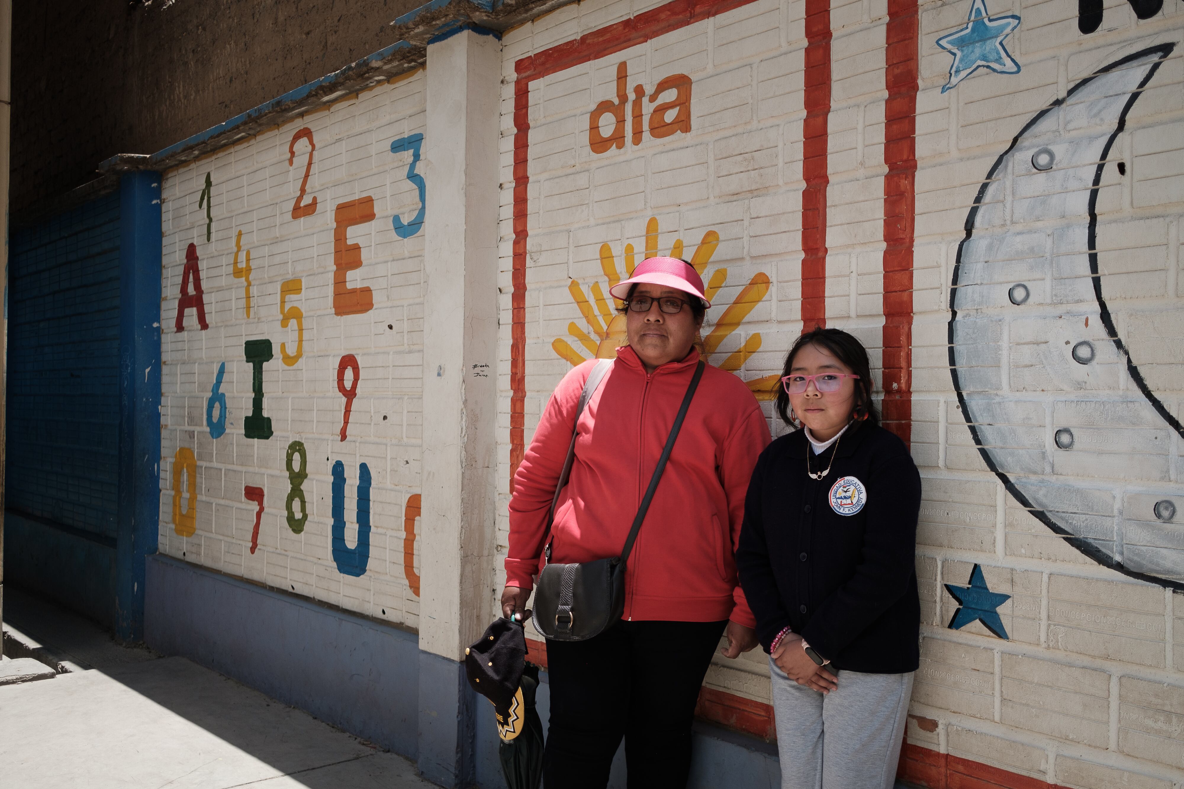 Luz Ferro, de 10 años, posa junto a su madre en su escuela, la John F. Kennedy de La Paz.