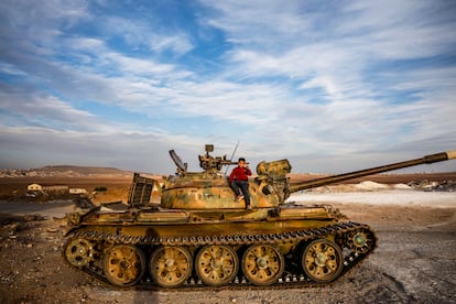 Un ni?o juega sobre un tanque abandonado por el ejrcito del rgimen en la N5, la autopista que vertebra Sira de norte a sur, a la altura de Deraa, al sur de Damasco.