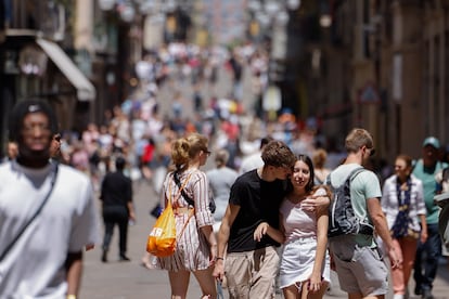 En la imagen, la Calle Ferrán en el centro de Barcelona.  Según los últimos datos del padrón en Barcelona, uno de cada cuatro barceloneses ya es nacido en el extranjero. Foto: Gianluca Battista