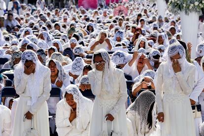 Fieles durante una misa de la iglesia 'La luz del Mundo' en Guadalajara (México).