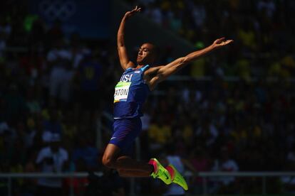 Ashton Eaton (EE.UU) compite en el salto de longitud. 